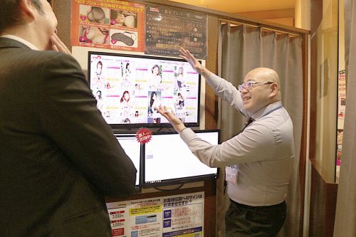 店舗で接客